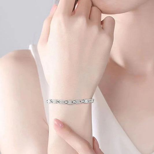 🔥 Super popularni proizvodi 🔥🍀✨ Elegantna Narukvica s Sjajnom Djetelinom – Simbol Sreće i Stila💥